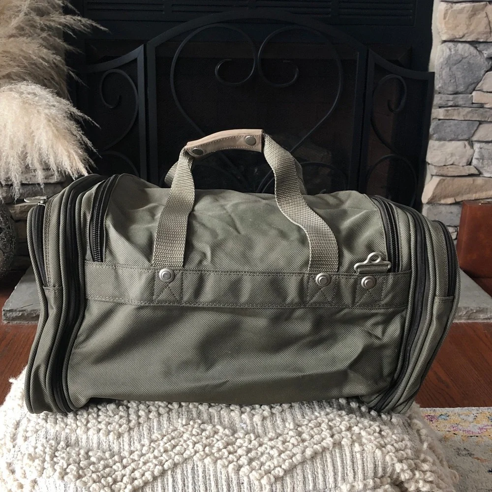 BRIGGS & RILEY 21” DUFFLE TRAVEL OLIVE GREEN BAG UNISEX IN PRELOVED CONDITION!!